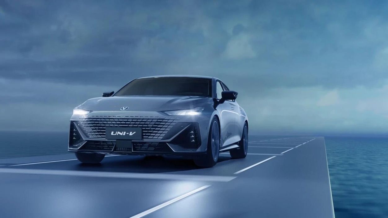 Changan UNI-V Комфорт  1.5 DCT фото 2