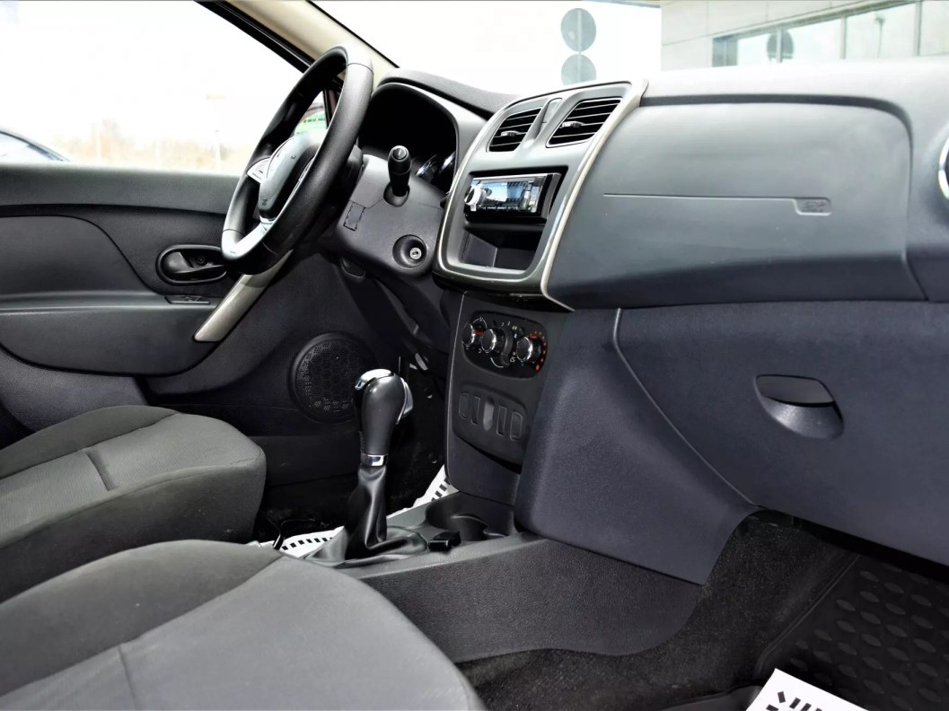Renault Logan Life 1.6 АКПП, 2019 фото 9