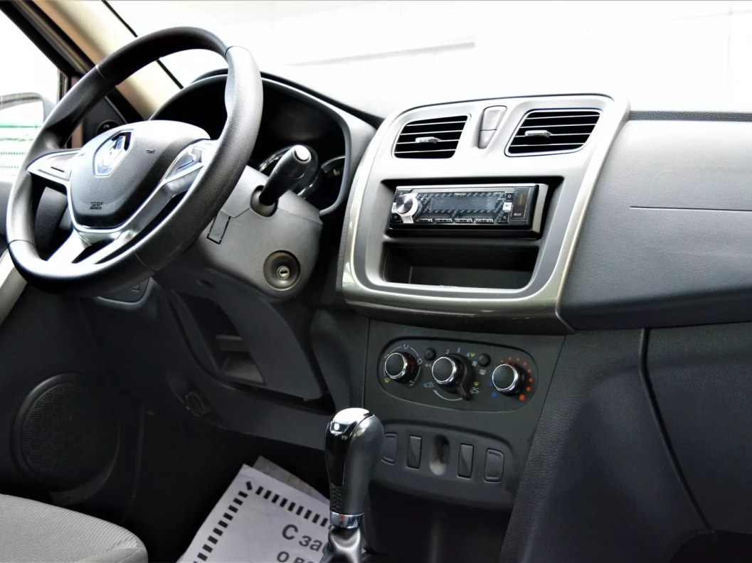Renault Logan Life 1.6 АКПП, 2019 фото 12