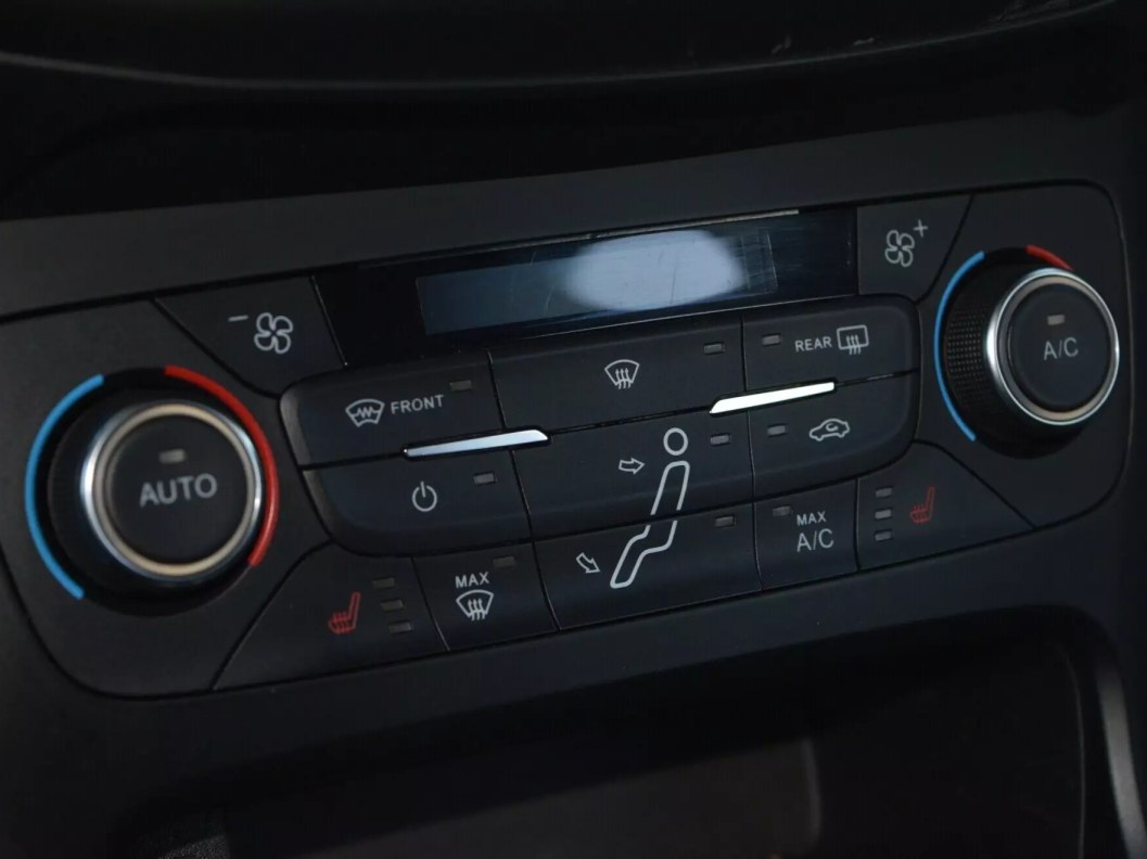 Ford Focus SYNC Edition 1.6 МКПП, 2016 фото 12