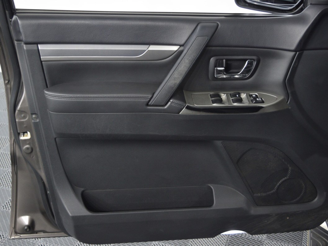 Mitsubishi Pajero Ultimate S72 3.2 АКПП, 2013 фото 15