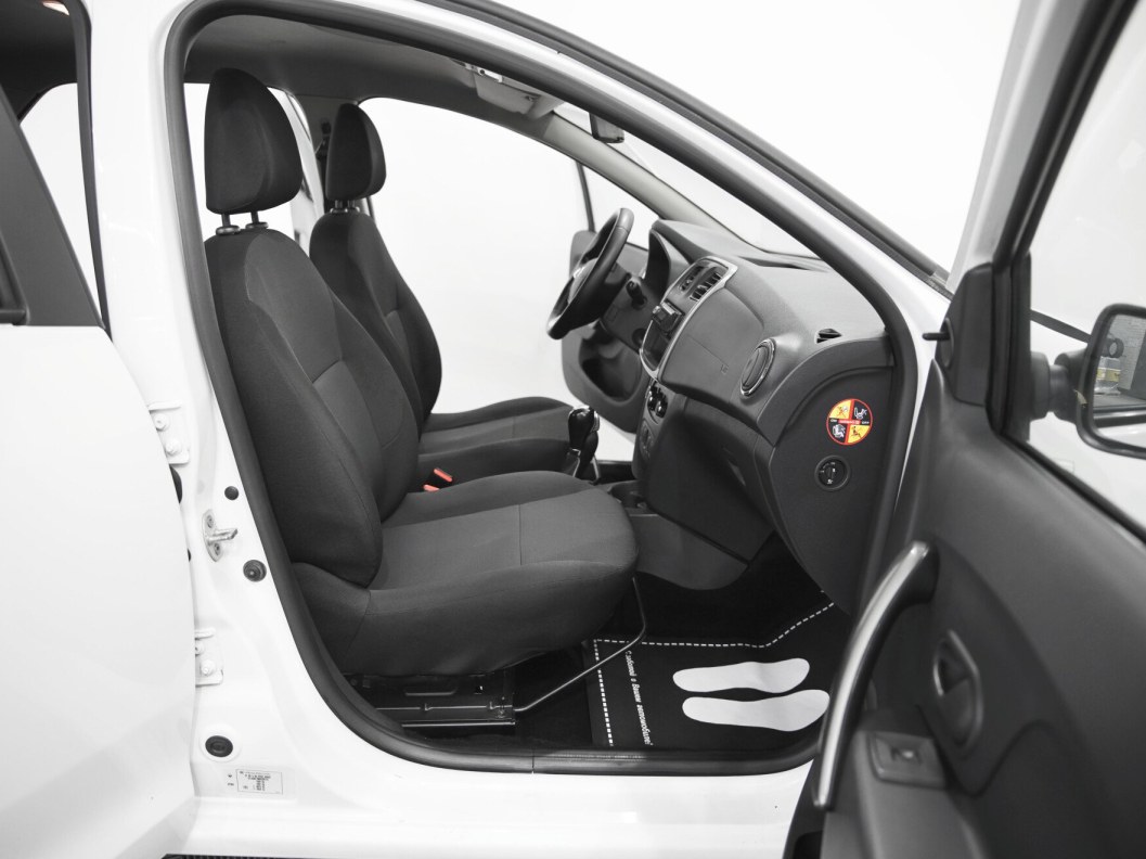 Renault Logan Life 1.6 АКПП, 2021 фото 9