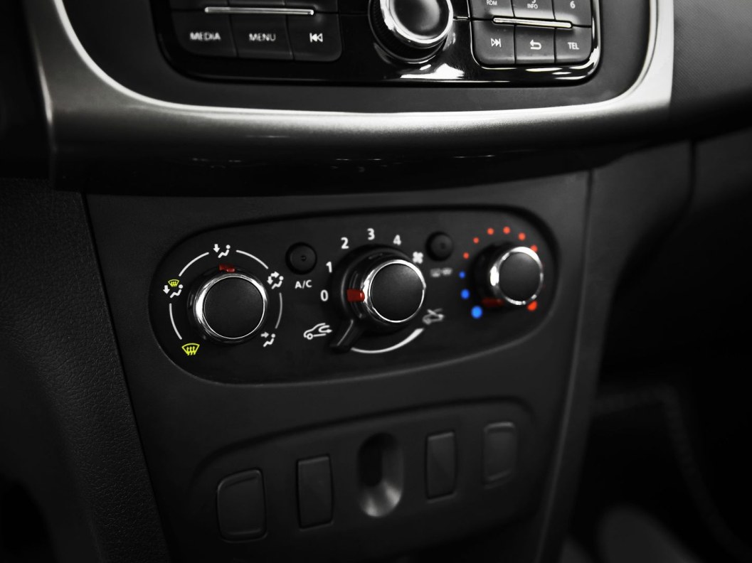 Renault Logan Drive 1.6 МКПП, 2022 фото 12